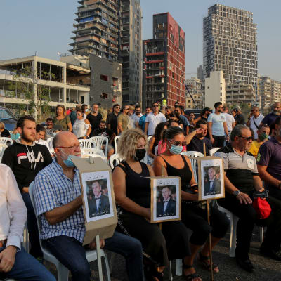 En grupp människor håller en tyst minut för offren i explosionen i Beirut.