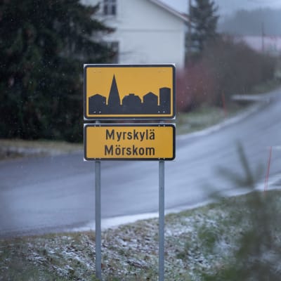 En skylt där det står Mörskom invid en vägkant.