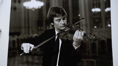 Ett svartvitt foto på en ung Jan Söderblom som spelar violin.