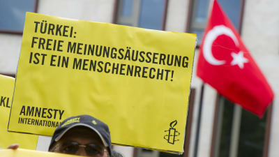 "Yttrandefrihet är en mänsklig rättighet" står det på Amnesty-aktivistens plakat