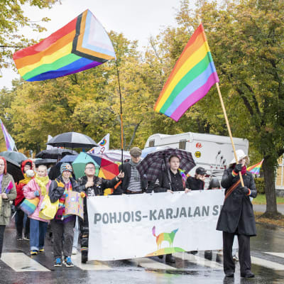 Värikäs Pohjois-Karjala Pride -kulkue sateisessa Joensuussa.