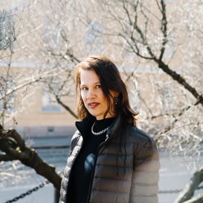 Elina Pylkkänen Ritarihuoneenpuistikossa Helsingissä.