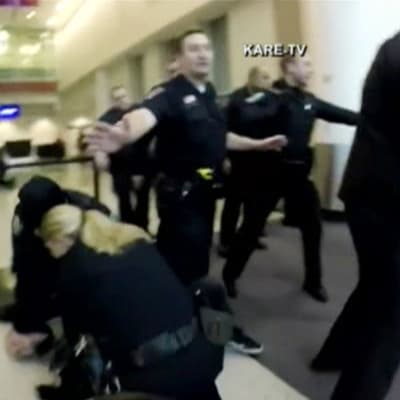 Mielenosoittajat ja poliisit ottivat yhteen Minneapolisin lentokentällä 23. joulukuuta.