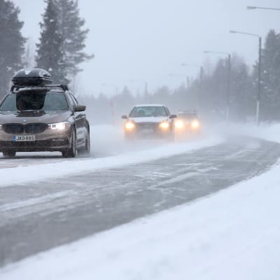 Autoja talvisella kantatiellä 79.