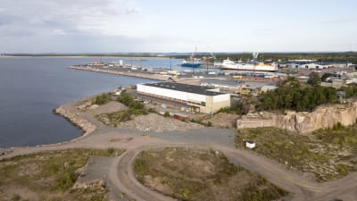 Flygbild över Hangö där man ser Drottningberg och Västra hamnen.