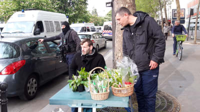 Två män som säljer liljekonvaljer i Paris.