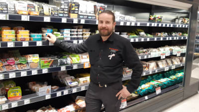 Handelsmannen Ari Piiroinen vid en kalldisk i K-Citymarket i Villmanstrand.