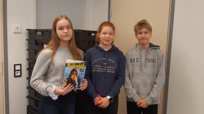 Anna-Leena Kähäri, Eeli Kärkkäinen och Kiia Karttunen läser svenska.