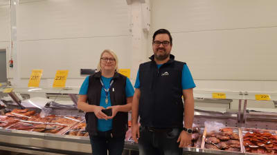 Personalchef Sari Knuutila och butikschef Petteri Nurminen vid Disas fish i Villmanstrand.