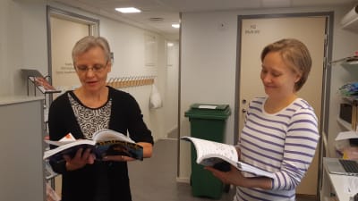 Anne-Marie Jägerroos och Jaana Kähö undervisar i svenska.