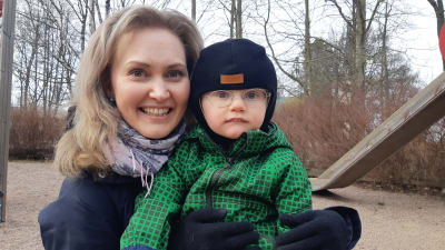 Cecilia Montén med sin son Frej Lemström i en lekpark.