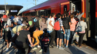 Flyktingar på väg med tåg till Tyskland via Ungern.