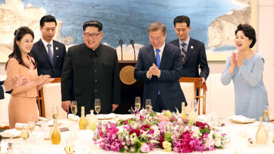 Nord- och Sydkoreas ledare med fruar på bankett efter toppmöte i gränsbyn Panmunjom.
