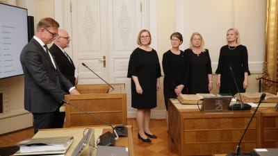 De nya ministrarna i Orpos regering avlägger tjänsteeden, tjänsteförsäkran och domarförsäkran i Statsrådsborgen.