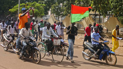 Människor hurrar i Ouagadougou efter att Blaise Compaoré avgått.