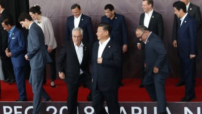 I förgrunden Chiles president Sebastián Piñera, Kinas president Xi Jinping och Papua Nya Guineas premiärminister Peter O'Neill efter den avlutande fotosessionen på söndagen. 