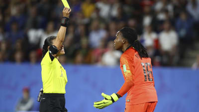 Nigerias målvakt Chiamaka Nnadozie kunder inte tro att hon blev varnad i matchen mot Frankrike. Nnadozie lämnade mållinjen för tidigt och Frankrike fick ta om straffen.
