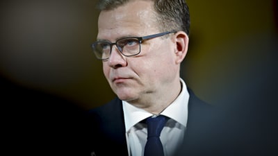 Petteri Orpo ser allvarlig ut under en pressträff den 24 april 2023.