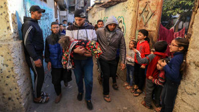 Ett barn som dödats i israeliskt bombardemang natten innan, bars fram i Rafah, på södra Gazaremsan, på torsdagen 7.12. 