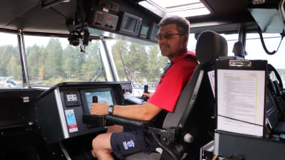 Sjöräddare Mikael sitter vid styrbordet i sjöräddningsbåten.