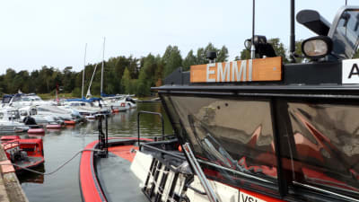 En sjöräddningsbåt i hamnen. Båten heter Emmi.