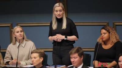 De grönas ordförande Sofia Virta pratar i plenum.