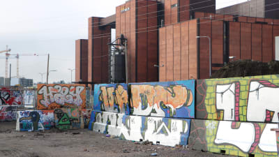 En vägg prydd av graffitikonst. 
