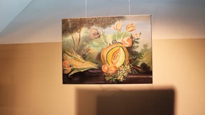 Jenna Hietanens oljemålning utställd på Luckan i samband med utställningen Art is there