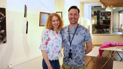 Sissel Korpisalo, projektansvarig, och Larrie Griffis, centeransvarig, på Luckan i Helsingfors.