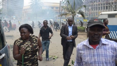 Oppositionsanhängare flyr undan tårgasen vid en demonstration i Nairobi onsdagen 11.10.2017.