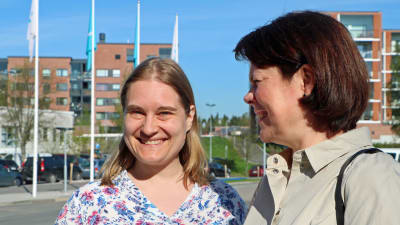 Hildur Boldt och Martina Harms-Aalto poserar i solskenet.