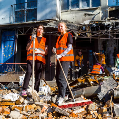 Nikita och Dima, unga frivilliga ukrainare, reder upp efter en bombning i Irpin i utkanterna av Kiev den 8 oktober 2022. Att bygga upp ukrania efter kriget väntas i dagens läge kosta upp till 750 miljarder dollar. 