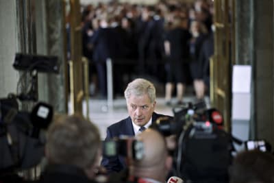 Presidentti Sauli Niinistö on tiedotusvälineiden haastateltavana Eduskuntatalossa 13. huhtikuuta 2023.
