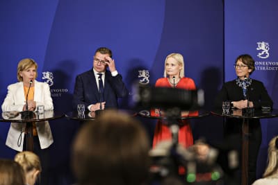 Anna-Maja Henriksson, Petteri Orpo, Riikka Purra ja Sari Essayah pitivät tiedotustilaisuuden Säätytalolla illalla 26. toukokuuta 2023.