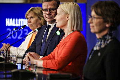 Anna-Maja Henriksson, Petteri Orpo, Riikka Purra och Sari Essayah håller presskonferens i Ständerhuset. 