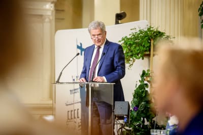 Sauli Niinistö håller tal i Presidentens slott.