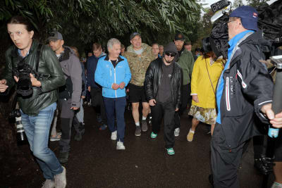 Sauli Niinistö och Käärijä promenerar tillsammans.