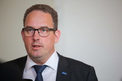 Perussuomalaisten kansanedustaja Jani Mäkelä lähikuvassa.