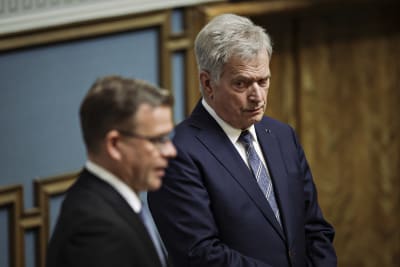 President Sauli Niinistö lyssnar när Petteri Orpo håller tal i riksdagen.