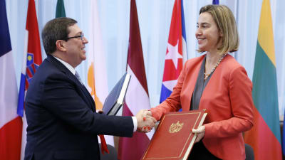 Kubas utrikesminister Bruno Rodriguez Parilla skakar hand med EU:s Federica Moghereini.