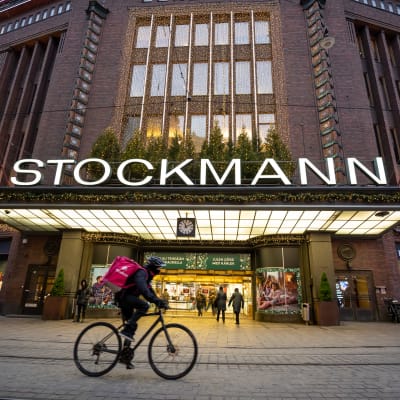 Stockmannin Helsingin keskustan tavaratalo jouluvalaistuksessa, 14.12.2020.