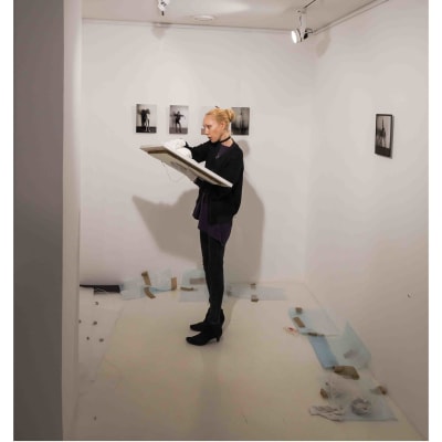 Mira Romantschuk förbereder en utställning i Galleria Kajaste i Helsingfors våren 2015.