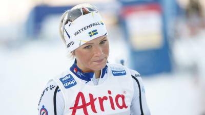 Frida Karlsson blickar frustrerat nedåt.
