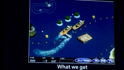 En datorbild av ett spel där en båt plötsligt har vänt riktning och krockar med ett större fartyg.