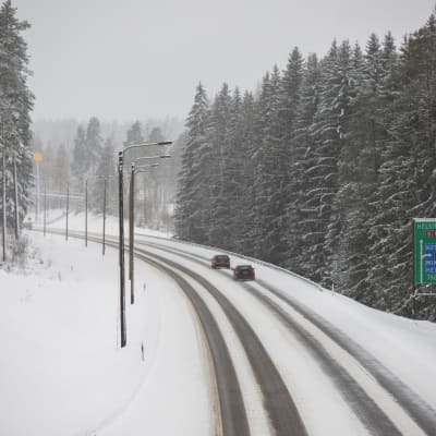 Autoja liikkeellä valtatie 6:lla Kouvolassa.