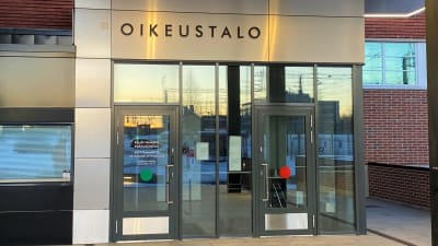 Ingången till Päijänne-Tavastlands tingsrätt i Lahtis.