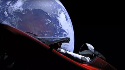 Provdockan "Starman" i förarsätet av sportbilen Tesla efter uppskjutningen av superraketen Falcon Heavy.