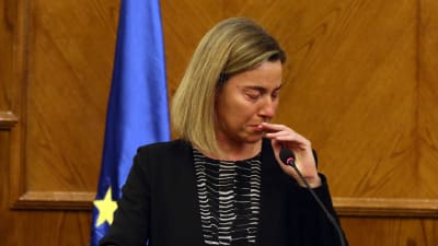 EU:s utrikespolitiska representant  Federica Mogherini på en presskonferens då hon fått nyheten om terrordåden i Bryssel.