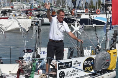 Tapio Lehtinen står på däck och vinkar.