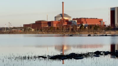 Den tredje reaktorn i kärnkraftverket i Olkiluoto på avstånd. 